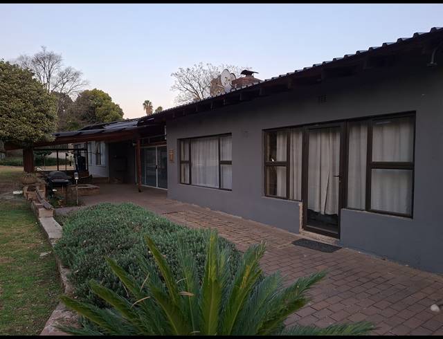 3 BEDROOM FREEHOLD FOR SALE IN LOMBARDY EAST